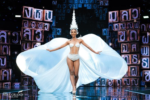 Thí sinh Miss Grand Thailand hóa gà chọi, bò, gian hàng lô tô - Ảnh 10. Thí sinh Miss Grand Thailand hóa gà chọi, bò, gian hàng lô tô - Ảnh 10.