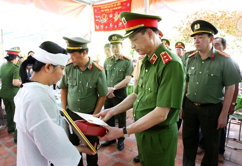 Thăng hàm trung tá cho cảnh sát giao thông hy sinh khi chặn xe nghi can ma túy - Ảnh 1. Thăng hàm trung tá cho cảnh sát giao thông hy sinh khi chặn xe nghi can ma túy - Ảnh 1.