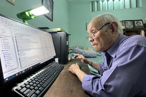 Nhạc sĩ Trương Quang Lục vẫn say mê viết nhạc, thành thạo công nghệ ở tuổi 90 - Ảnh: YẾN TRINH Nhạc sĩ Trương Quang Lục vẫn say mê viết nhạc, thành thạo công nghệ ở tuổi 90 - Ảnh: YẾN TRINH