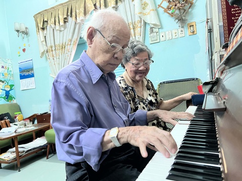 Vợ chồng nhạc sĩ Trương Quang Lục với tình yêu đậm sâu cùng năm tháng - Ảnh: YẾN TRINH Vợ chồng nhạc sĩ Trương Quang Lục với tình yêu đậm sâu cùng năm tháng - Ảnh: YẾN TRINH