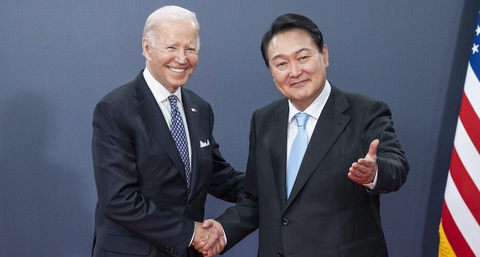 Tổng thống Biden (trái) và Tổng thống Yoon trong một lần gặp nhau - Ảnh: WHITE HOUSE Tổng thống Biden (trái) và Tổng thống Yoon trong một lần gặp nhau - Ảnh: WHITE HOUSE