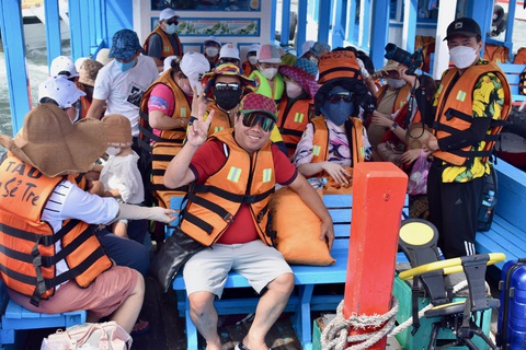 Nha Trang dán mã QR quảng bá du lịch dịp lễ 30-4 - Ảnh 3. Nha Trang dán mã QR quảng bá du lịch dịp lễ 30-4 - Ảnh 3.