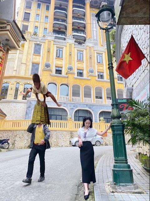 Cô gái tá hỏa khi nhờ thánh photoshop xóa giùm thanh niên áo vàng - Ảnh 2. Cô gái tá hỏa khi nhờ thánh photoshop xóa giùm thanh niên áo vàng - Ảnh 2.