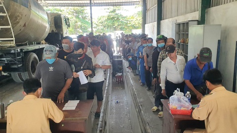 Trạm đăng kiểm tại TP.HCM hỗn loạn vì dân chen lấn chờ - Ảnh 5. Trạm đăng kiểm tại TP.HCM hỗn loạn vì dân chen lấn chờ - Ảnh 5.