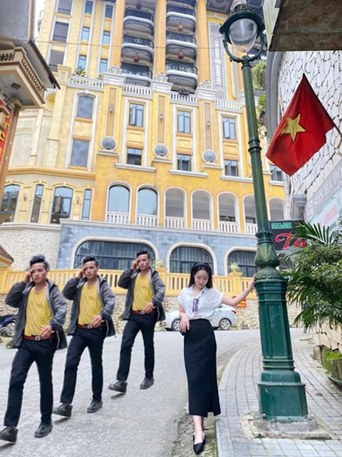 Cô gái tá hỏa khi nhờ thánh photoshop xóa giùm thanh niên áo vàng - Ảnh 4. Cô gái tá hỏa khi nhờ thánh photoshop xóa giùm thanh niên áo vàng - Ảnh 4.