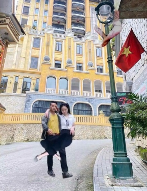 Cô gái tá hỏa khi nhờ thánh photoshop xóa giùm thanh niên áo vàng - Ảnh 5. Cô gái tá hỏa khi nhờ thánh photoshop xóa giùm thanh niên áo vàng - Ảnh 5.
