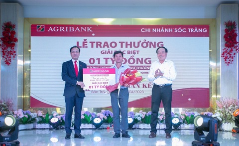 Agribank trao thưởng 1 tỉ đồng cho khách hàng ở Sóc Trăng - Ảnh 1. Đại diện lãnh đạo Agribank, Phó Tổng giám đốc Lê Hồng Phúc trao 1 tỉ đồng cho khách hàng trúng giải đặc biệt - Ảnh: AGR