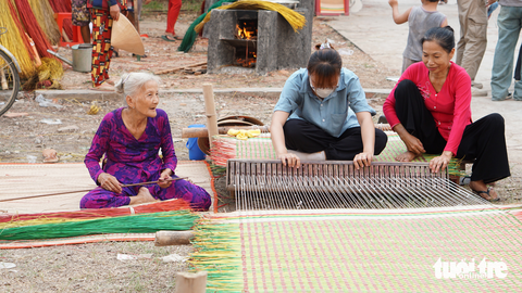 2.000 dân làng chiếu hào hứng xem Lật mặt 6 - Ảnh 2. 2.000 dân làng chiếu hào hứng xem Lật mặt 6 - Ảnh 2.