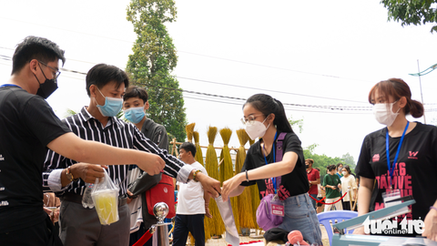 2.000 dân làng chiếu hào hứng xem Lật mặt 6 - Ảnh 6. 2.000 dân làng chiếu hào hứng xem Lật mặt 6 - Ảnh 6.