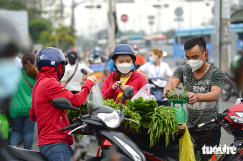 Cần khơi thông lại kênh cho vay tiêu dùng qua công ty tài chính, vốn bị thu hẹp lại trong thời gian qua, để giúp công nhân trang trải chi phí sinh hoạt - Ảnh: TỰ TRUNG Cần khơi thông lại kênh cho vay tiêu dùng qua công ty tài chính, vốn bị thu hẹp lại trong thời gian qua, để giúp công nhân trang trải chi phí sinh hoạt - Ảnh: TỰ TRUNG