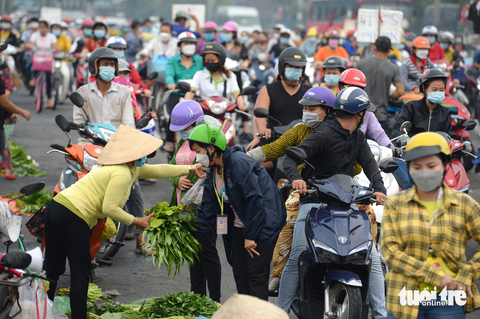 Công nhân có nhu cầu vay tiêu dùng nhưng gần đây các công ty tài chính hạn chế cho vay, tỉ lệ từ chối có khi lên đến 50% - Ảnh: TỰ TRUNG Công nhân có nhu cầu vay tiêu dùng nhưng gần đây các công ty tài chính hạn chế cho vay, tỉ lệ từ chối có khi lên đến 50% - Ảnh: TỰ TRUNG