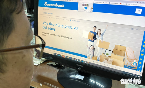 Người dân tham khảo vay tiêu dùng phục vụ đời sống trực tuyến - Ảnh: MINH ANH Người dân tham khảo vay tiêu dùng phục vụ đời sống trực tuyến - Ảnh: MINH ANH