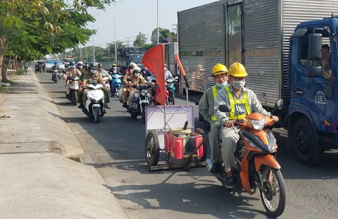 Xử lý nạn rải đinh trên quốc lộ 1, đảm bảo an toàn cho người đi đường dịp lễ - Ảnh 1. Xử lý nạn rải đinh trên quốc lộ 1, đảm bảo an toàn cho người đi đường dịp lễ - Ảnh 1.