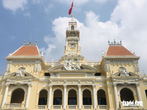 Tham quan tòa nhà UBND TP miễn phí, nhưng doanh nghiệp lữ hành thu 300.000 đồng/người - Ảnh 1. Tham quan tòa nhà UBND TP miễn phí, nhưng doanh nghiệp lữ hành thu 300.000 đồng/người - Ảnh 1.