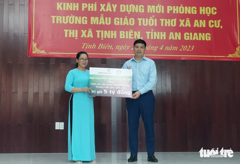 Phó chủ tịch nước Võ Thị Ánh Xuân vận động 5 tỉ đồng xây trường - Ảnh 1. Phó chủ tịch nước Võ Thị Ánh Xuân vận động 5 tỉ đồng xây trường - Ảnh 1.