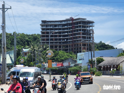 Củng cố hồ sơ cưỡng chế, tháo dỡ tòa nhà 12 tầng trái phép ở Phú Quốc - Ảnh 1. Củng cố hồ sơ cưỡng chế, tháo dỡ tòa nhà 12 tầng trái phép ở Phú Quốc - Ảnh 1.