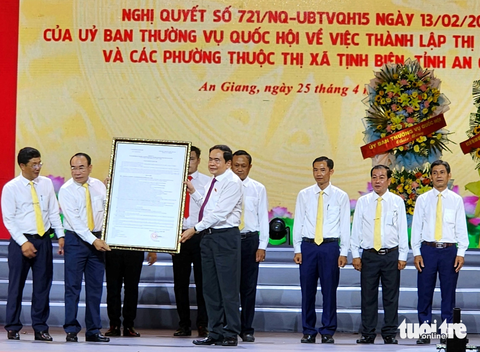 Công bố quyết định thành lập thị xã Tịnh Biên - Ảnh 2. Công bố quyết định thành lập thị xã Tịnh Biên - Ảnh 2.