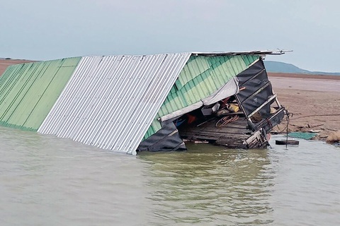 Mưa lốc đánh chìm bè cá, dân khóc ròng nhìn cá thoát ra hồ Trị An - Ảnh 1. Mưa lốc đánh chìm bè cá, dân khóc ròng nhìn cá thoát ra hồ Trị An - Ảnh 1.