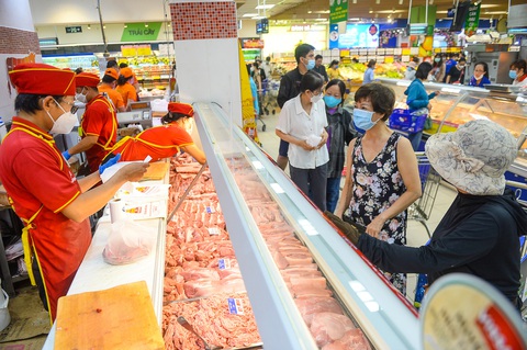 Vào siêu thị, mua xoài ngon giá giảm sốc - Ảnh 4. Thực phẩm tại hệ thống Co.opmart dồi dào sẵn sàng cho cácbữa tiệc - Ảnh: QUANG ĐỊNH