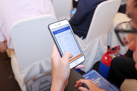 Sacombank hướng đến mục tiêu xây dựng hệ sinh thái số - Ảnh 2. Cổ đông Sacombank biểu quyết thông qua các tờ trình tại Đại hội cổ đông thường niên 2023 - Ảnh: Sacombank