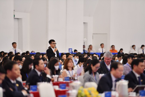 Sacombank hướng đến mục tiêu xây dựng hệ sinh thái số - Ảnh 3. Cổ đông đặt câu hỏi tại tại Đại hội cổ đông thường niên 2023 - Ảnh: Sacombank