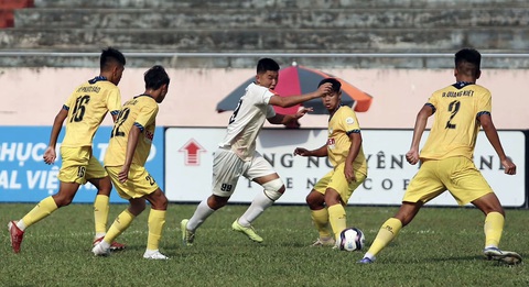 Cầu thủ U19 Viettel tát cầu thủ U19 Hoàng Anh Gia Lai, bị đuổi khỏi sân - Ảnh 1. Cầu thủ U19 Viettel tát cầu thủ U19 Hoàng Anh Gia Lai, bị đuổi khỏi sân - Ảnh 1.