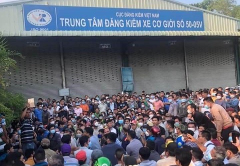 Trạm đăng kiểm tại TP.HCM hỗn loạn vì dân chen lấn chờ - Ảnh 1. Trạm đăng kiểm tại TP.HCM hỗn loạn vì dân chen lấn chờ - Ảnh 1.
