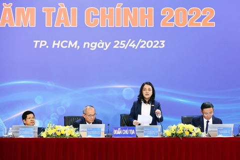 Sacombank hướng đến mục tiêu xây dựng hệ sinh thái số - Ảnh 1. Bà Nguyễn Đức Thạch Diễm - phó chủ tịch thường trực hội đồng quản trị kiêm tổng giám đốc Sacombank trả lời câu hỏi của cổ đông tại Đại hội cổ đông thường niên 2023 - Ảnh: Sacombank