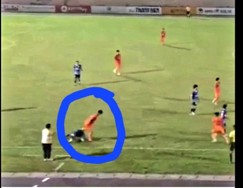 Cầu thủ U19 SHB Đà Nẵng đạp đầu đối thủ, cấm đá 5 trận - Ảnh 1. Cầu thủ U19 SHB Đà Nẵng đạp đầu đối thủ, cấm đá 5 trận - Ảnh 1.