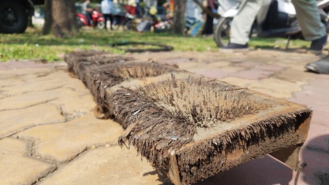 Xử lý nạn rải đinh trên quốc lộ 1, đảm bảo an toàn cho người đi đường dịp lễ - Ảnh 2. Xử lý nạn rải đinh trên quốc lộ 1, đảm bảo an toàn cho người đi đường dịp lễ - Ảnh 2.
