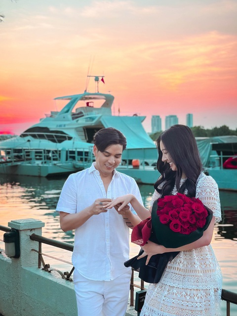 Hồ Quang Hiếu cầu hôn bạn gái kém 17 tuổi sau 3 tháng hẹn hò - Ảnh 1. Hồ Quang Hiếu cầu hôn bạn gái kém 17 tuổi sau 3 tháng hẹn hò - Ảnh 1.