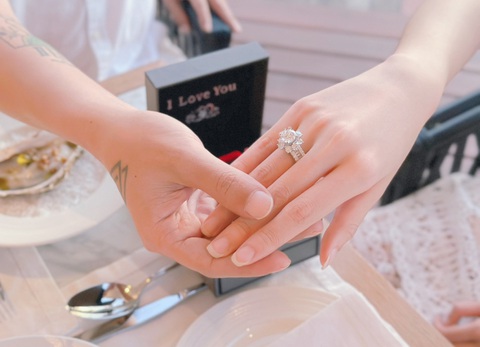 Hồ Quang Hiếu cầu hôn bạn gái kém 17 tuổi sau 3 tháng hẹn hò - Ảnh 2. Hồ Quang Hiếu cầu hôn bạn gái kém 17 tuổi sau 3 tháng hẹn hò - Ảnh 2.