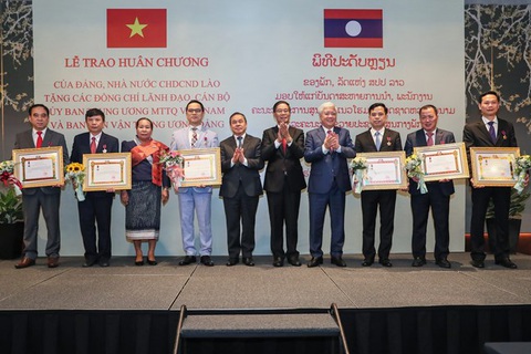 Lào tặng huân chương cho lãnh đạo Dân vận, Mặt trận Tổ quốc Việt Nam - Ảnh 1. Lào tặng huân chương cho lãnh đạo Dân vận, Mặt trận Tổ quốc Việt Nam - Ảnh 1.
