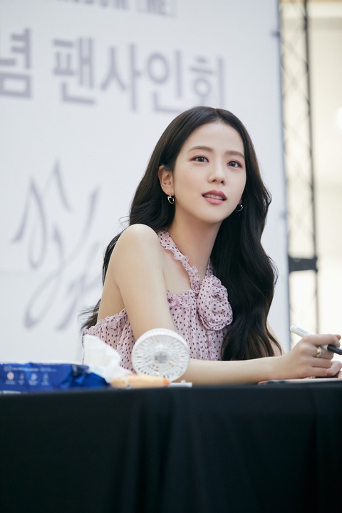 Jisoo ‘sống sót’ ra sao khi là thành viên duy nhất yếu tiếng Anh - Ảnh 1. Jisoo ‘sống sót’ ra sao khi là thành viên duy nhất yếu tiếng Anh - Ảnh 1.