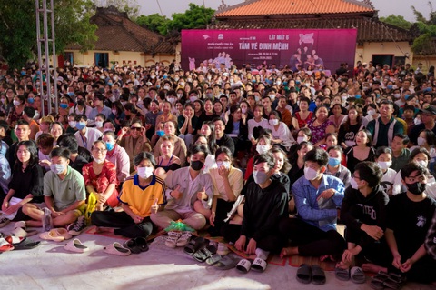 Người dân leo cây xem phim, Lý Hải tiết lộ điều sẽ làm nếu phim bị rò rỉ - Ảnh 1. Người dân leo cây xem phim, Lý Hải tiết lộ điều sẽ làm nếu phim bị rò rỉ - Ảnh 1.