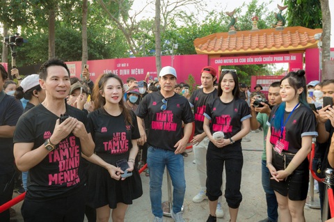 Người dân leo cây xem phim, Lý Hải tiết lộ điều sẽ làm nếu phim bị rò rỉ - Ảnh 2. Người dân leo cây xem phim, Lý Hải tiết lộ điều sẽ làm nếu phim bị rò rỉ - Ảnh 2.