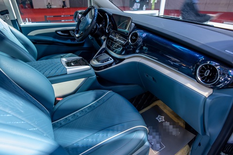 Mercedes-Maybach bản van cho triệu phú: Màn hình khổng lồ, ghế như ngai vàng, sàn đá cẩm thạch - Ảnh 8. Mercedes-Maybach bản van cho triệu phú: Màn hình khổng lồ, ghế như ngai vàng, sàn đá cẩm thạch - Ảnh 8.