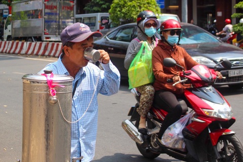 Nắng nóng, cẩn trọng mất nước như chơi - Ảnh 1. Người dân TP.HCM uống nước dưới trời nắng gắt - Ảnh: LƯU DUYÊN