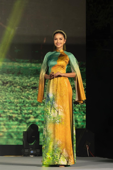 Ngọc Châu bị chê ‘cười không đúng chỗ’ trên sàn catwalk - Ảnh 6. Ngọc Châu bị chê ‘cười không đúng chỗ’ trên sàn catwalk - Ảnh 6.