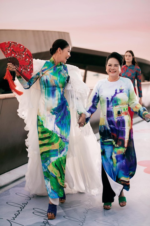 Ngọc Châu bị chê ‘cười không đúng chỗ’ trên sàn catwalk - Ảnh 3. Ngọc Châu bị chê ‘cười không đúng chỗ’ trên sàn catwalk - Ảnh 3.