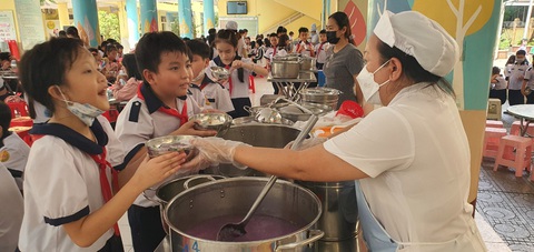 Tiền ăn bán trú phải đóng thuế, Sở Giáo dục và Đào tạo TP.HCM kiến nghị- Ảnh 1. Học sinh Trường tiểu học Nguyễn Bỉnh Khiêm, quận 1 trong giờ ăn trưa bán trú - Ảnh: H.HG.