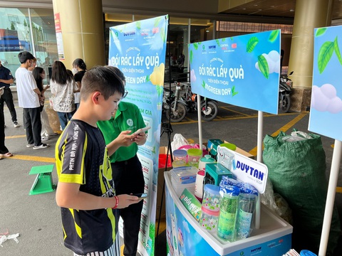Duy Tân cùng Mgreen tổ chức chương trình 'Đổi rác lấy quà' - Ảnh 1. Chương trình thu hút được sự tham gia của nhiều cư dân trên địa bàn, kể cả những em nhỏ