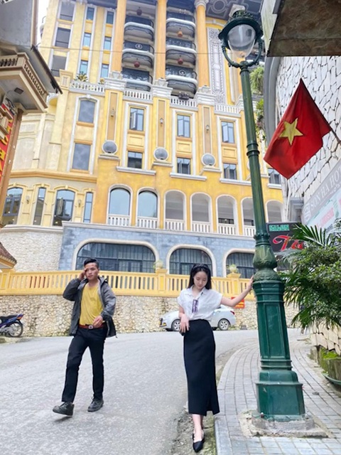 Cô gái tá hỏa khi nhờ thánh photoshop xóa giùm thanh niên áo vàng - Ảnh 1. Cô gái tá hỏa khi nhờ thánh photoshop xóa giùm thanh niên áo vàng - Ảnh 1.