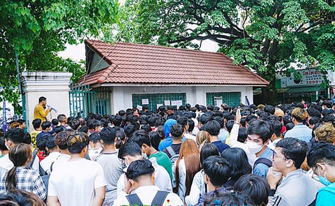CĐV xếp hàng nhận vé xem tuyển U22 Campuchia thi đấu tại SEA Games 32 - Ảnh: CAMSOC CĐV xếp hàng nhận vé xem tuyển U22 Campuchia thi đấu tại SEA Games 32 - Ảnh: CAMSOC