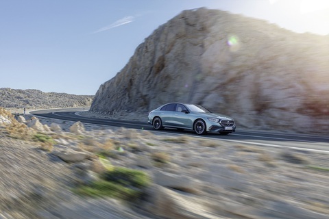 Mercedes-Benz E-Class 2024 ra mắt: Như xe điện, tràn ngập công nghệ, xem được TikTok, họp Zoom - Ảnh 16. Mercedes-Benz E-Class 2024 ra mắt: Như xe điện, tràn ngập công nghệ, xem được TikTok, họp Zoom - Ảnh 16.