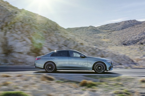 Mercedes-Benz E-Class 2024 ra mắt: Như xe điện, tràn ngập công nghệ, xem được TikTok, họp Zoom - Ảnh 14. Mercedes-Benz E-Class 2024 ra mắt: Như xe điện, tràn ngập công nghệ, xem được TikTok, họp Zoom - Ảnh 14.