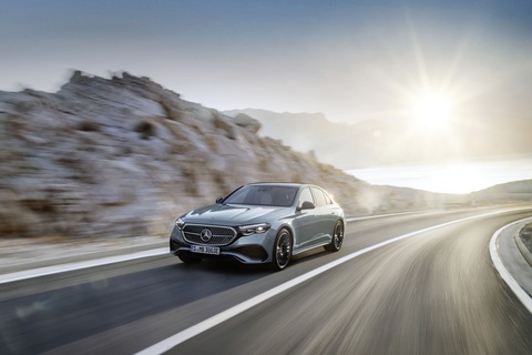 Mercedes-Benz E-Class 2024 ra mắt: Như xe điện, tràn ngập công nghệ, xem được TikTok, họp Zoom - Ảnh 15. Mercedes-Benz E-Class 2024 ra mắt: Như xe điện, tràn ngập công nghệ, xem được TikTok, họp Zoom - Ảnh 15.