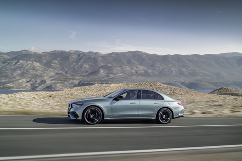 Mercedes-Benz E-Class 2024 ra mắt: Như xe điện, tràn ngập công nghệ, xem được TikTok, họp Zoom - Ảnh 17. Mercedes-Benz E-Class 2024 ra mắt: Như xe điện, tràn ngập công nghệ, xem được TikTok, họp Zoom - Ảnh 17.