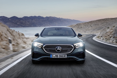 Mercedes-Benz E-Class 2024 ra mắt: Như xe điện, tràn ngập công nghệ, xem được TikTok, họp Zoom - Ảnh 3. Mercedes-Benz E-Class 2024 ra mắt: Như xe điện, tràn ngập công nghệ, xem được TikTok, họp Zoom - Ảnh 3.