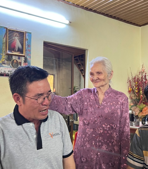 Với con cháu, bà luôn thương yêu, cùng đùa vui như hồi con còn nhỏ - Ảnh: Y.TRiNH Với con cháu, bà luôn thương yêu, cùng đùa vui như hồi con còn nhỏ - Ảnh: Y.TRiNH